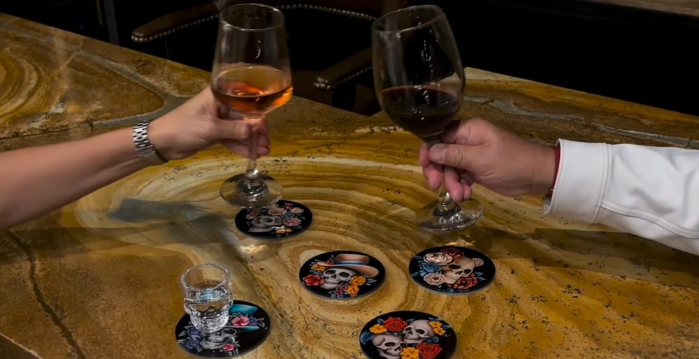 Portavasos de la colección ARTHÉA con copas de vino