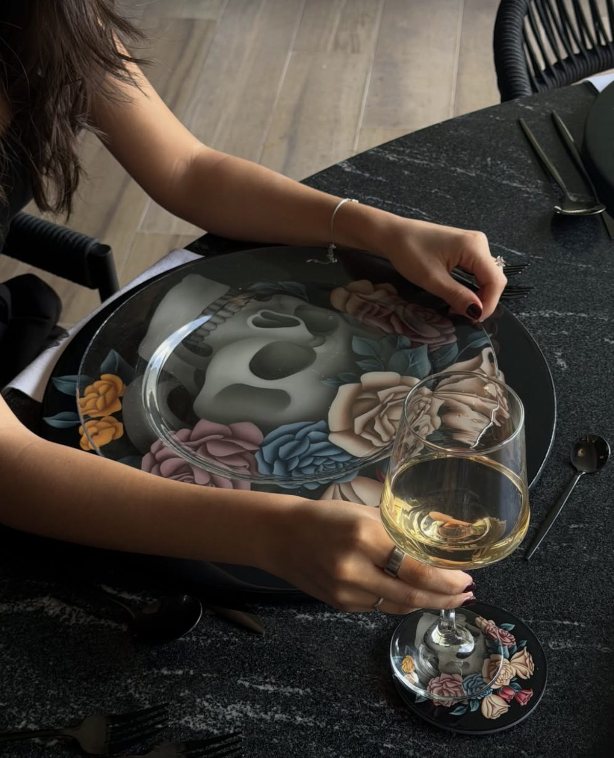 Bajoplato ARTHÉA servido en mesa de piedra negra