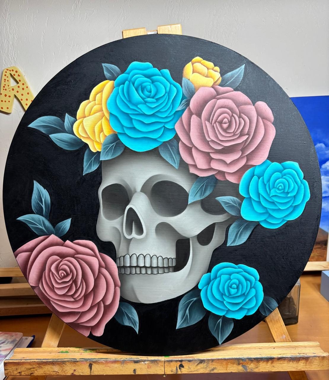 Obra en proceso sobre caballete en el taller
